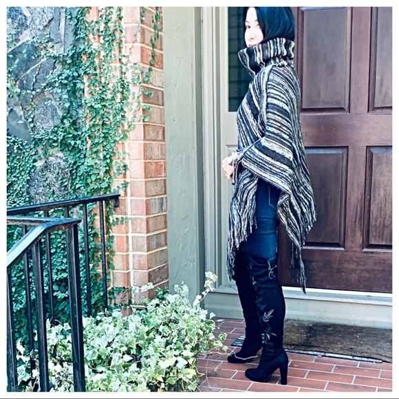 ✨LAST ONE ✨Beautiful multi print poncho - Picture 8 of 8